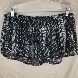 Fashion Fuse Black & White Patterned Women’s Short Shorts M
